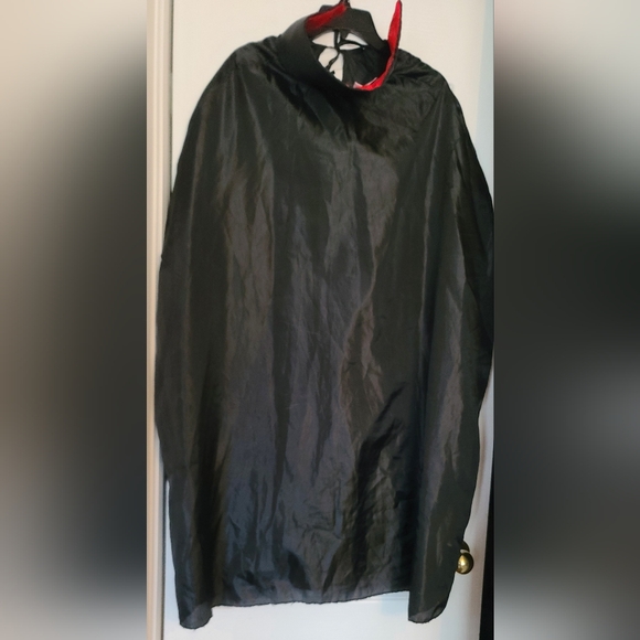 Halloween Dracula Cape - Picture 4 of 5